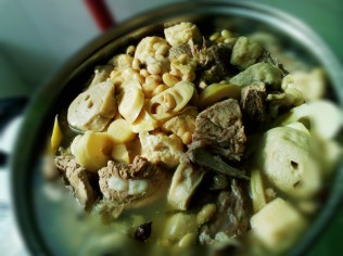 黄豆面筋竹笋排骨汤